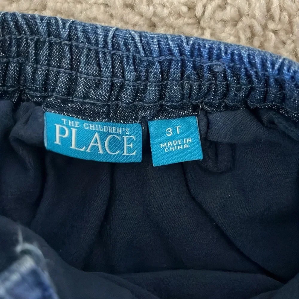 Children’s Place 3T denim skirt with white appliqués. Lined w/built in underwear